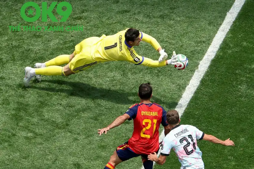 Courtois chỉ chịu thua từ cú đá bồi sau khi đã xuất sắc cản phá cú sút cận thành của Olmo Courtois chỉ chịu thua từ cú đá bồi sau khi đã xuất sắc cản phá cú sút cận thành của Olmo